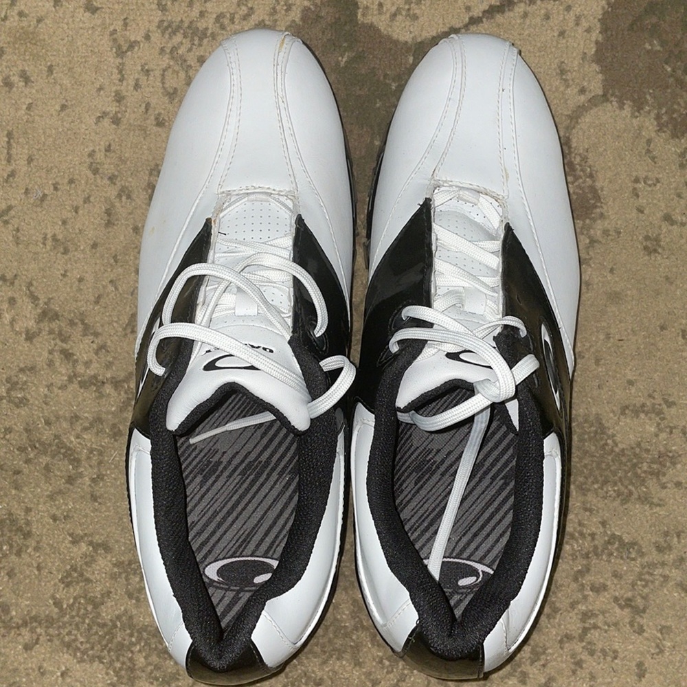 Mens size 13. Black and white Oakley golf shoes never worn, just tried them on